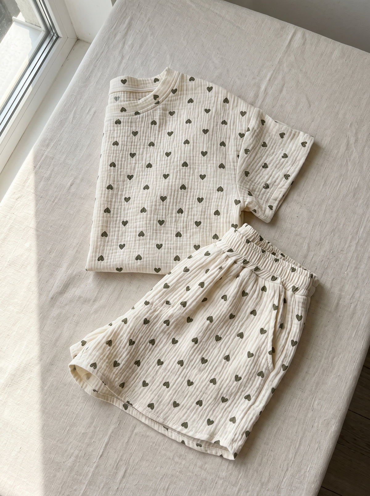 Pijama Feminino Curto Estampa Corações com Cropped e Short