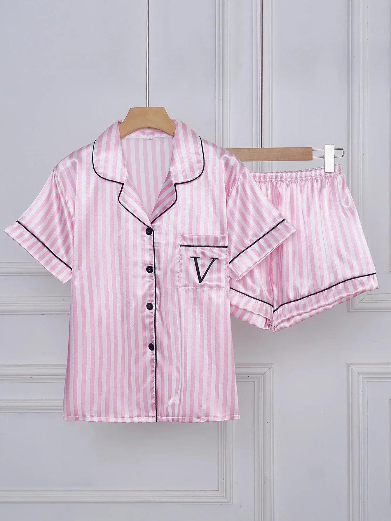 Pijama Curto de Cetim Listrado