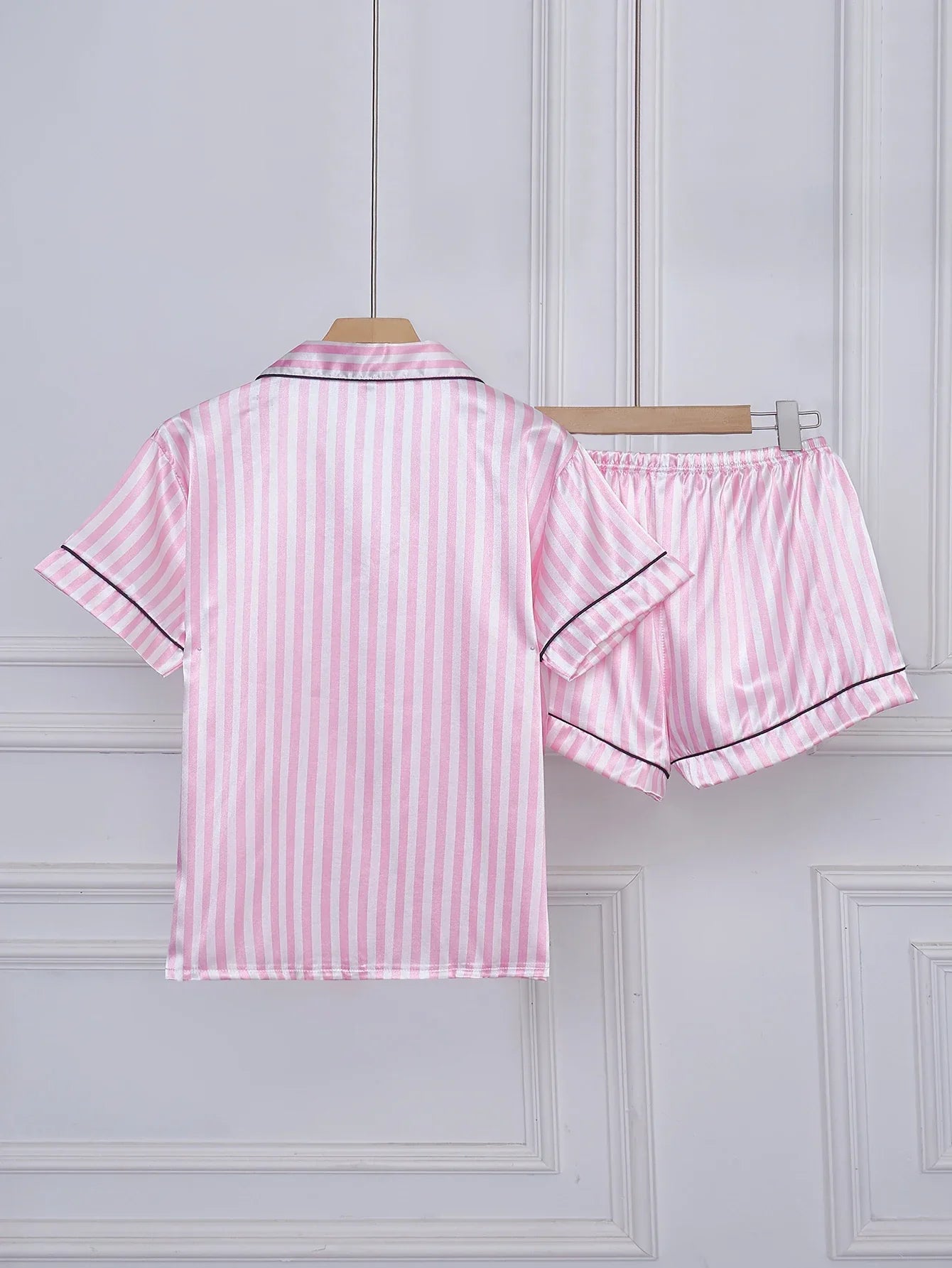Pijama Curto de Cetim Listrado