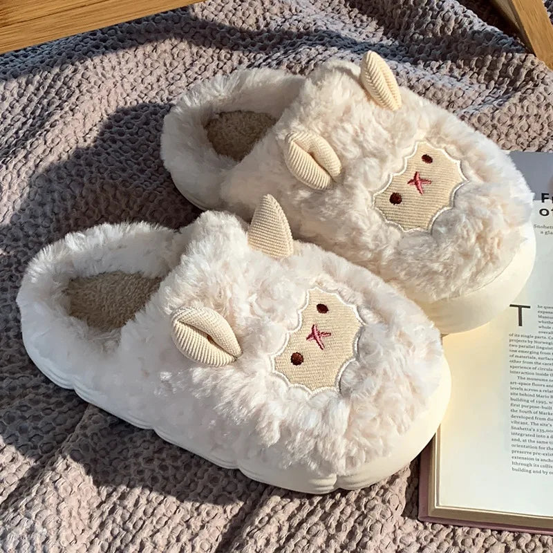 Pantufa de Pelúcia Ovelhinha