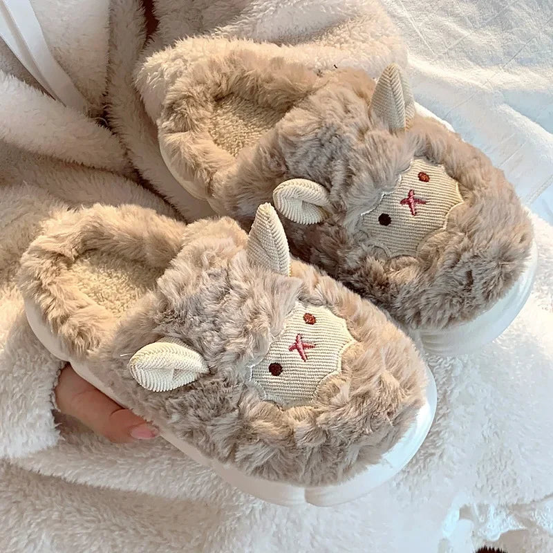 Pantufa de Pelúcia Ovelhinha