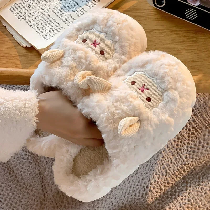 Pantufa de Pelúcia Ovelhinha
