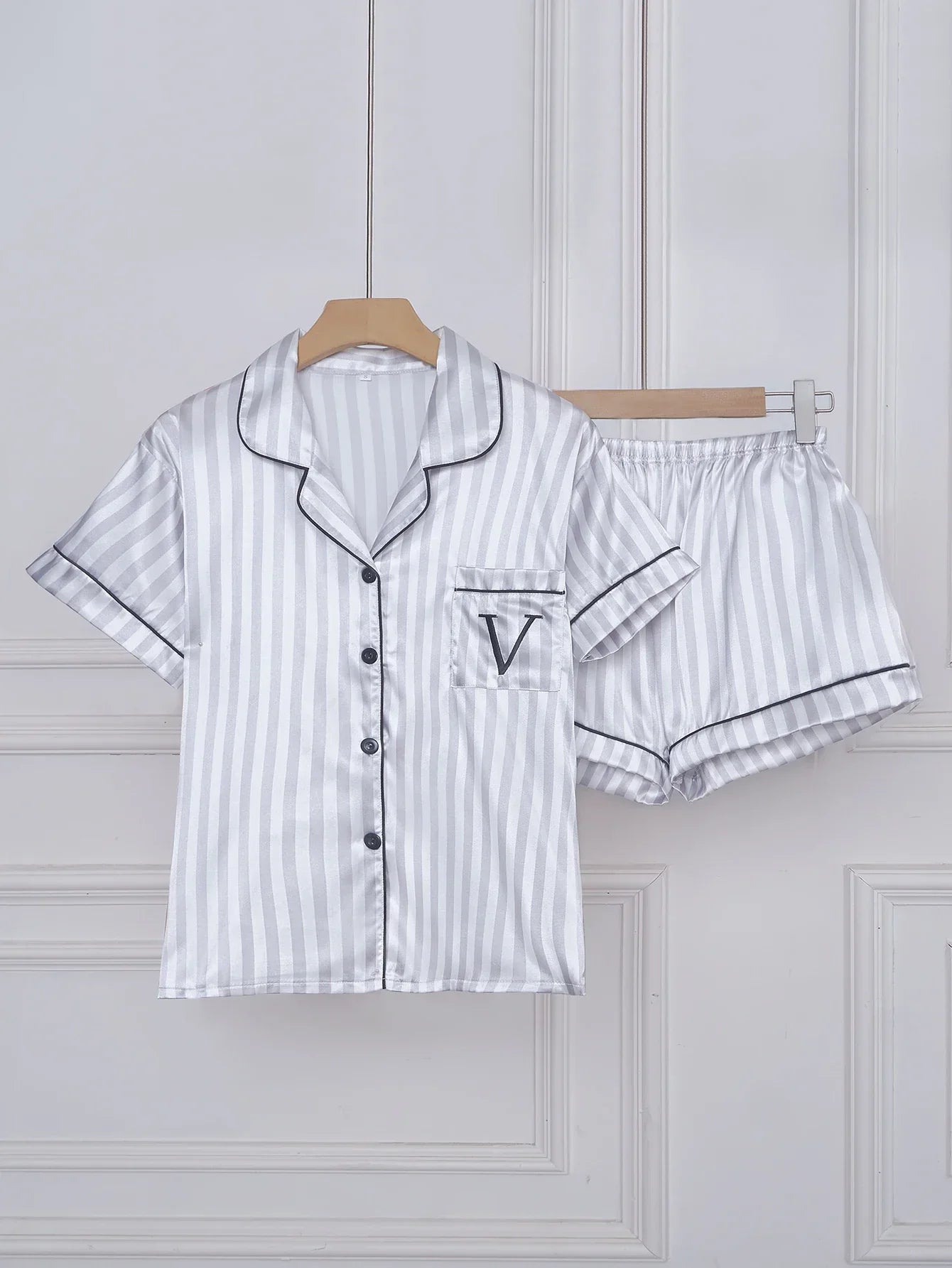 Pijama Curto de Cetim Listrado