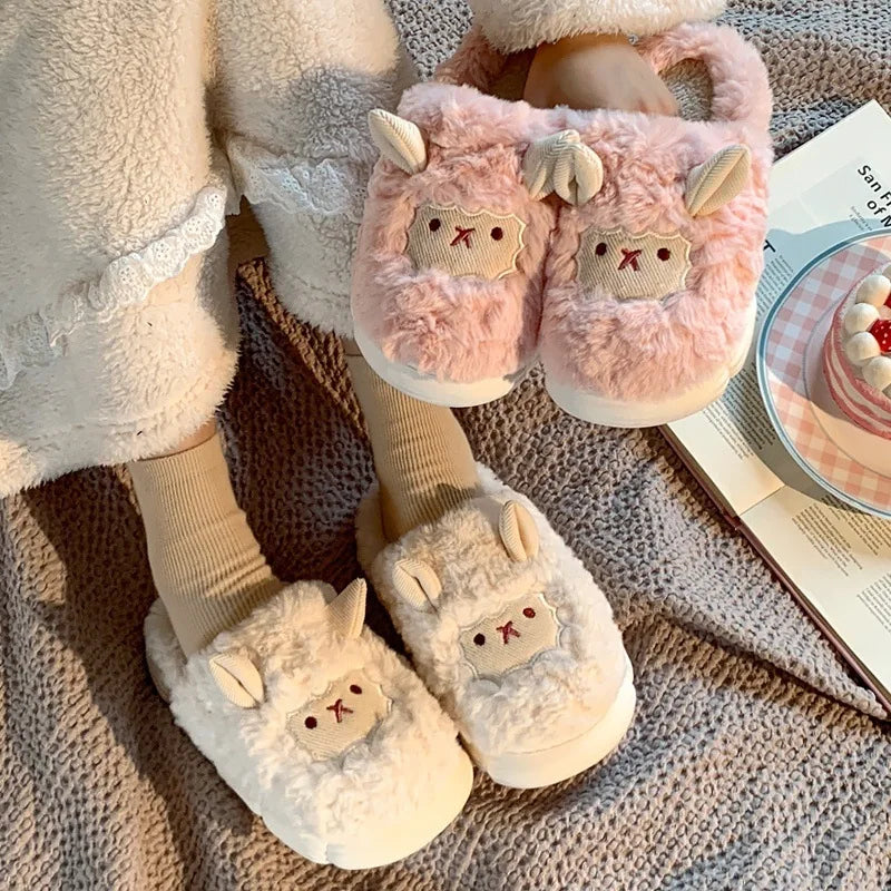 Pantufa de Pelúcia Ovelhinha
