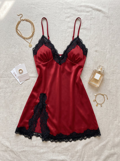 Camisola de Cetim Mini com Renda no Decote V e Alcinha Ajustável