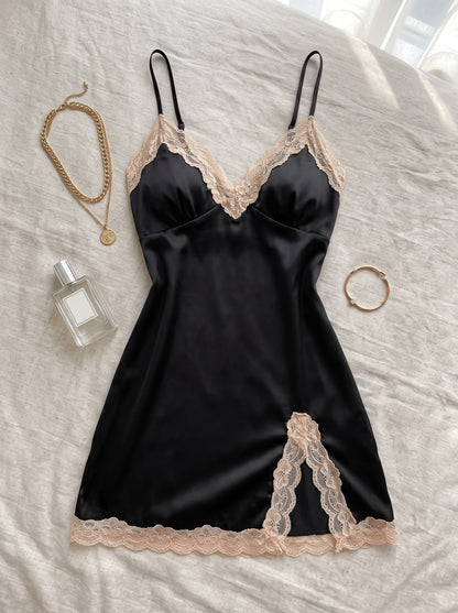 Camisola de Cetim Mini com Renda no Decote V e Alcinha Ajustável