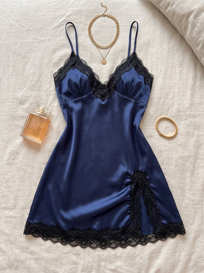 Camisola de Cetim Mini com Renda no Decote V e Alcinha Ajustável